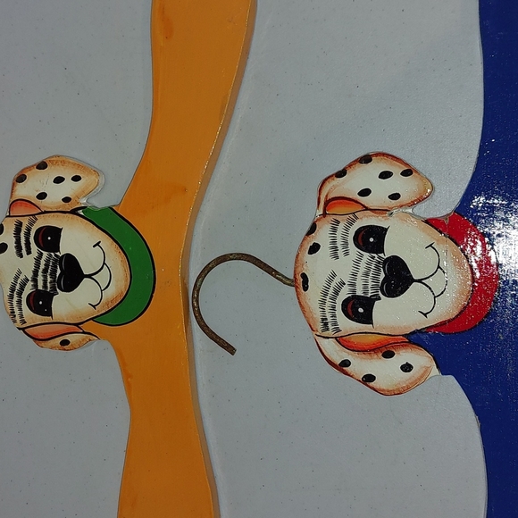 Vintage lot of 40 Wooden Children's Hangers with Puppy Face - Picture 3 of 4